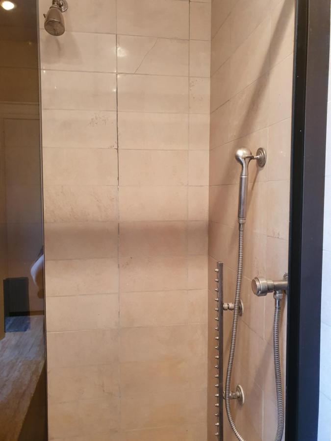 La Romantique Bed & Breakfast Paris